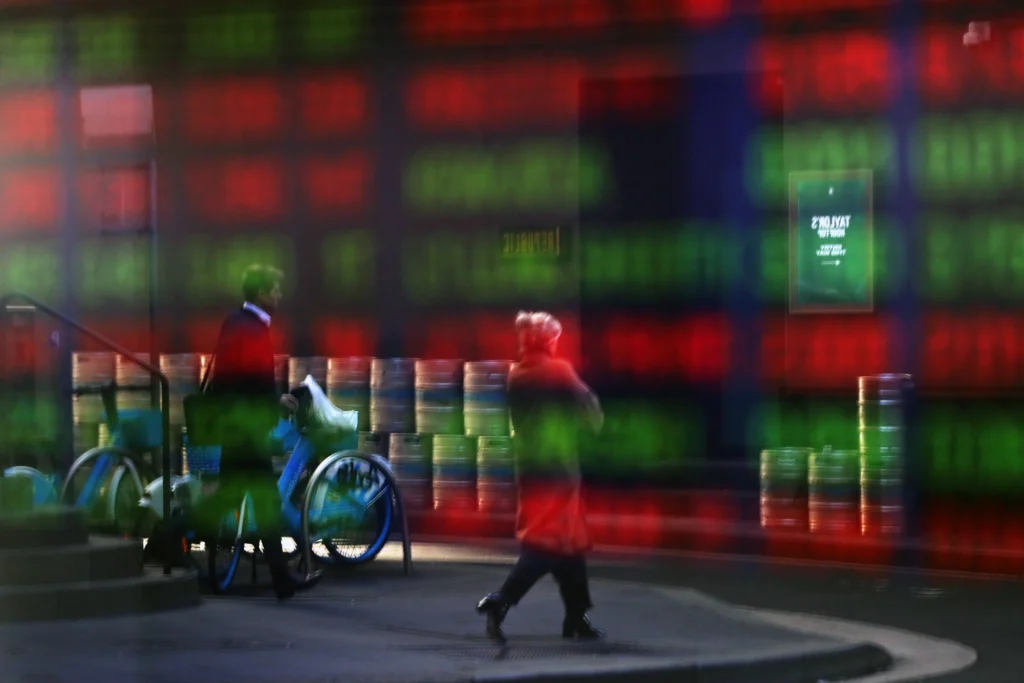 Asian Stocks Rebound on Rate-Cut Bets Amid US-China Trade Tensions